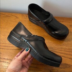 Dansko Black Leather Clogs Size 39 Narrow